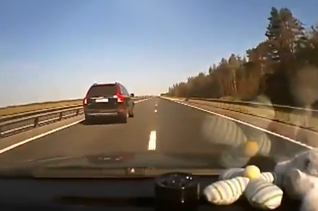 Increíbles reflejos al volante que evitan un accidente mortal