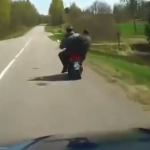 Rusia: Dos hombres borrachos en una scooter