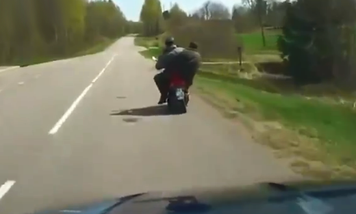 Rusia: Dos hombres borrachos en una scooter
