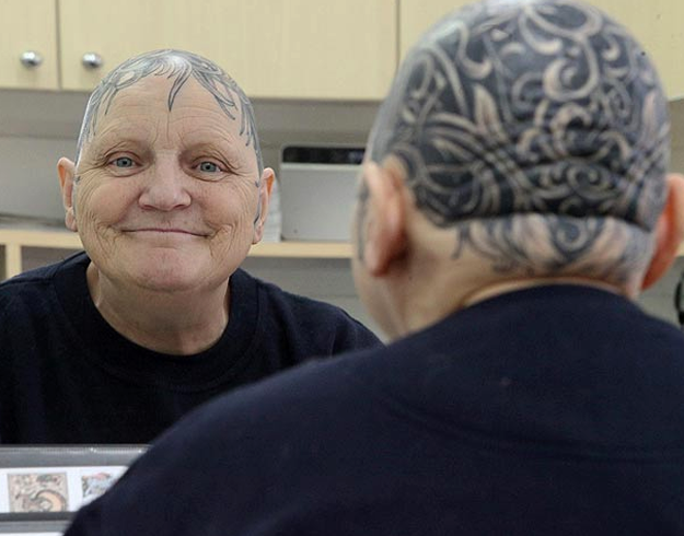 Una señora se tatúa toda la cabeza después de quedarse calva