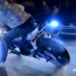 Trucos con una moto en la noche de Kiev, Ucrania