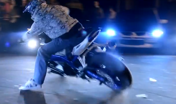Trucos con una moto en la noche de Kiev, Ucrania