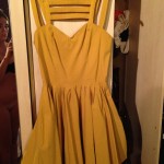 Una chica vende un vestido amarillo en eBay y publica por descuido una foto de ella desnuda