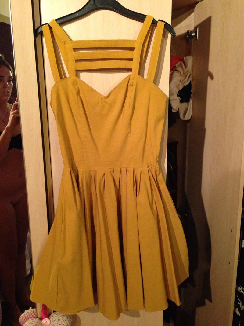 Una chica vende un vestido amarillo en eBay y publica por descuido una foto de ella desnuda