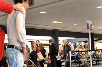 El actor de 'Crepúsculo' Bronson Pelletier borracho y orinando en público en el aeropuerto de Los Ángeles
