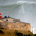 Garrett McNamara surfea una gigantesca ola de 30 metros de altura en Nazaré, Portugal