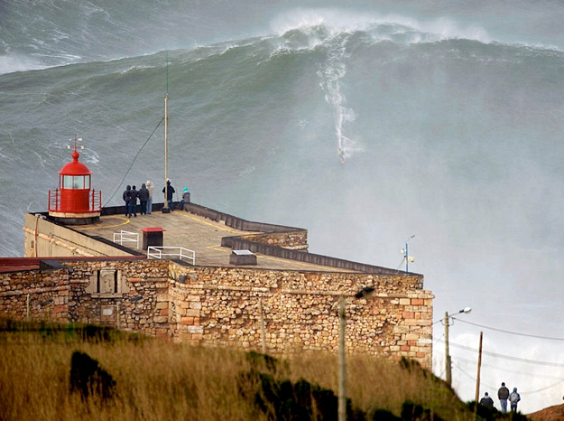 Garrett McNamara surfea una gigantesca ola de 30 metros de altura en Nazaré, Portugal