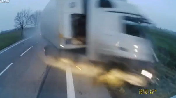 Graba desde su coche como un camión choca contra la camioneta que circula delante