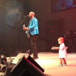 Un bebé se sube al escenario y le roba el protagonismo a su padre