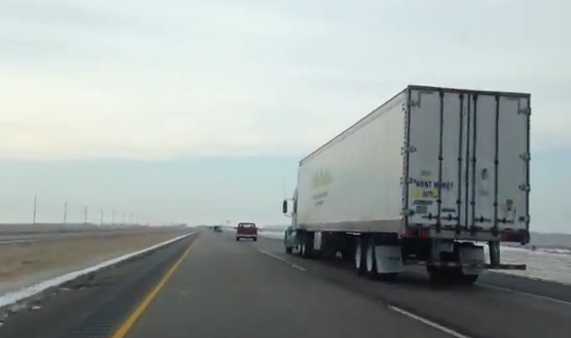 Conductor borracho con mucha suerte en la carretera