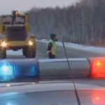Un camión IVECO choca contra un Chevrolet Lacetti en una carretera helada de Rusia