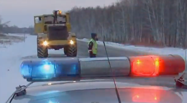 Un camión IVECO choca contra un Chevrolet Lacetti en una carretera helada de Rusia