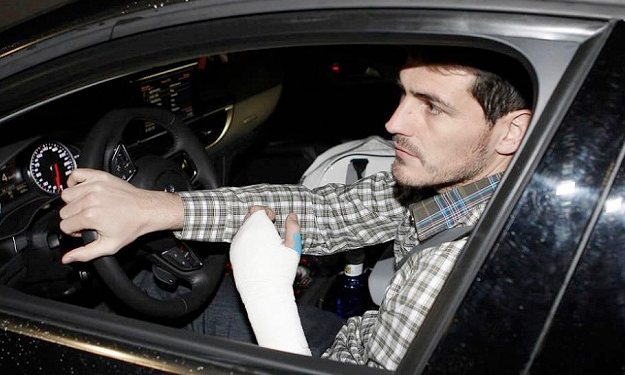 La DGT descarta denunciar a Casillas por conducir con la mano escayolada