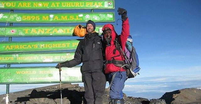 Un hombre ciego sube el monte Kilimanjaro en honor a su perro guía fallecido