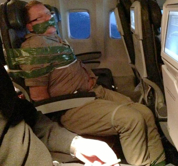 Los pasajeros de un avión atan con cinta adhesiva a un islandés borracho en un vuelo hacia Nueva York