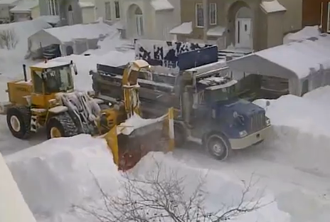 Así es como se limpian las calles después de una buena nevada en Canadá