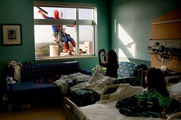 Limpiacristales se disfrazan de superhéroes para sorprender a los niños de un hospital