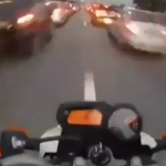 Idiotas como este son los que dan mala fama a los motoristas