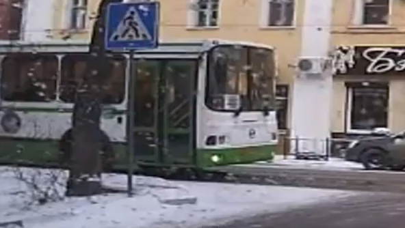 Mujer resbala y es atropellada por autobús en Rusia
