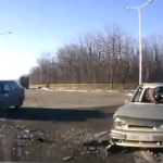 Una mujer sale por el parabrisas en un accidente en una intersección en Rusia