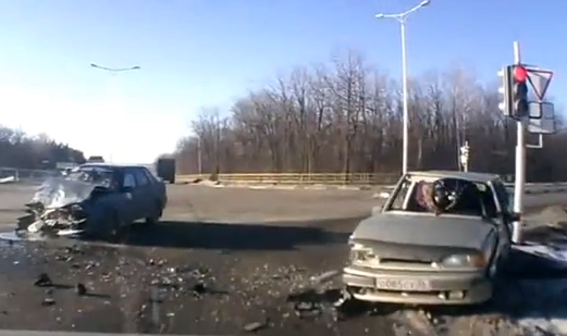 Una mujer sale por el parabrisas en un accidente en una intersección en Rusia