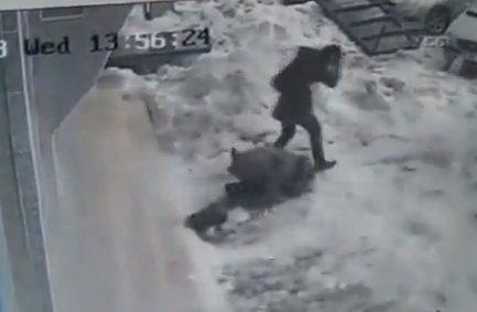 Una masa de nieve acumulada en el tejado cae sobre una chica en Turquía