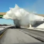 La nieve acumulada en el techo del camión ''explota'' cuando este pasa por debajo del puente