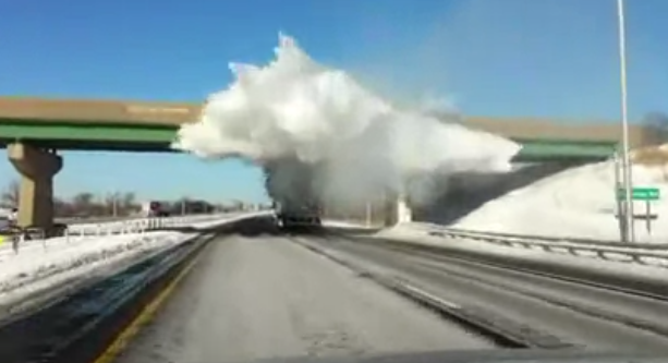 La nieve acumulada en el techo del camión ''explota'' cuando este pasa por debajo del puente