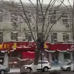 La nieve acumulada en el tejado cae en forma de cascada