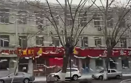 La nieve acumulada en el tejado cae en forma de cascada