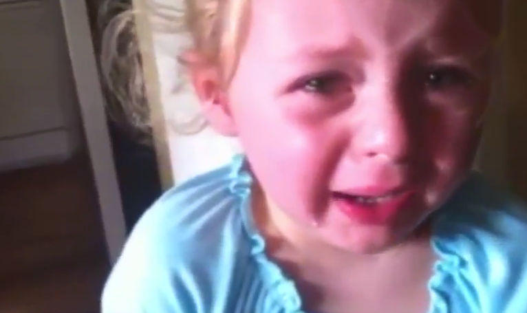 Una niña dice adiós a su chupete de la manera más melodramática
