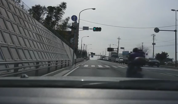 Un niño se cae de la moto en la que iba con su madre