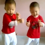 Dos niños gemelos bailando el Gangnam Style mejor que muchos adultos