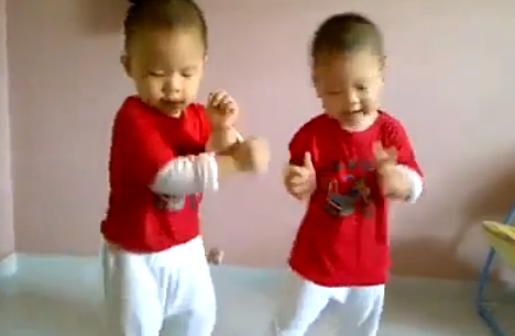 Dos niños gemelos bailando el Gangnam Style mejor que muchos adultos