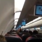 Un rayo incendia el motor de un avión de Turkish Airlines. Vídeo desde el interior y exterior