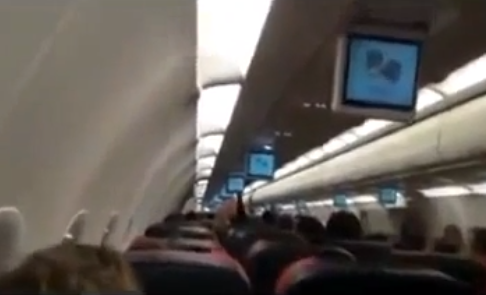 Un rayo incendia el motor de un avión de Turkish Airlines. Vídeo desde el interior y exterior