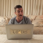 Robbie Williams se conecta a Chatroulette para cantar ''Losers''