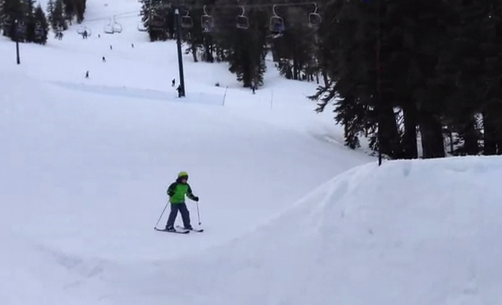 Un niño de 11 años hace su primer salto de esquí