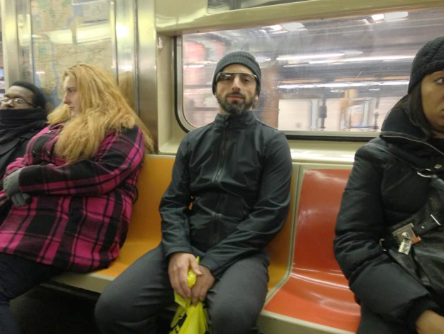 Sergey Brin, cazado en el metro de Nueva York utilizando las Google Glass