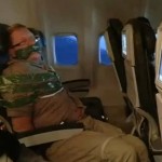 Vídeo del pasajero borracho que ataron con cinta adhesiva al asiento en un vuelo a Nueva York