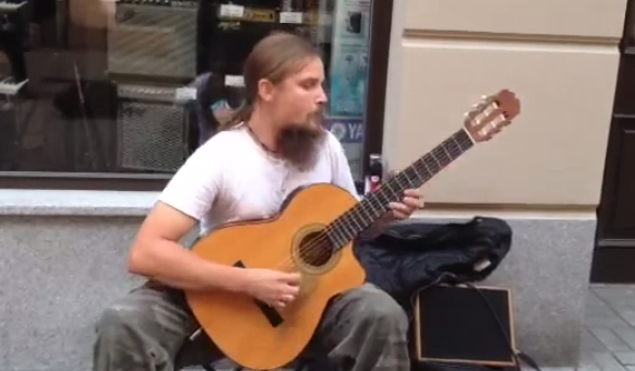 Mariusz Goli, impresionante forma de tocar la guitarra