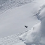 El esquiador Sverre Liliequist hace un arriesgado backflip delante de una avalancha de nieve