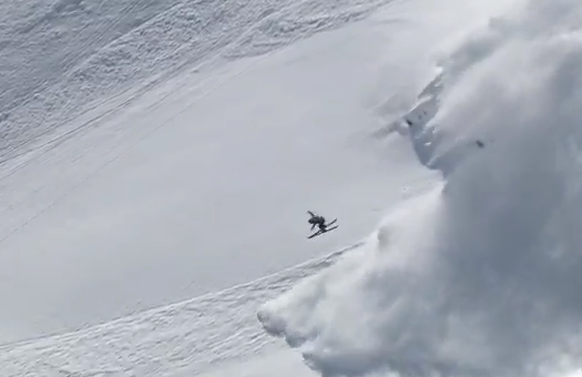 El esquiador Sverre Liliequist hace un arriesgado backflip delante de una avalancha de nieve