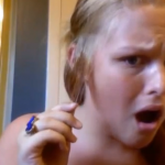 Una chica se quema el pelo haciendo su primer vídeo tutorial en Youtube