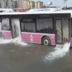 Los pasajeros rompen las ventanas de un autobús en Estambul para evitar ahogarse