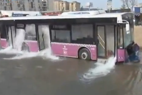 Los pasajeros rompen las ventanas de un autobús en Estambul para evitar ahogarse
