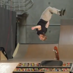 Adam Miller hace un backflip desde un skate y cae sobre otro seis escalones más abajo