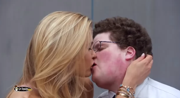 El morreo de Bar Refaeli con Jesse Heiman