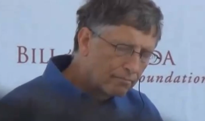 Bill Gates se queda dormido durante un discurso en México