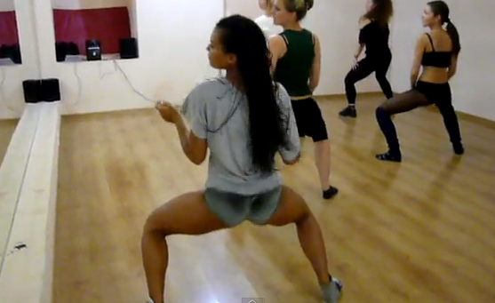 Clases de booty dance con la profesora Araselis